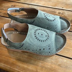 Women’s size 38EU olive green and tan wedge sandals EUC